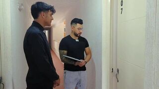 Двое религиозных мужчин входят в дом и заканчивают трахом порно